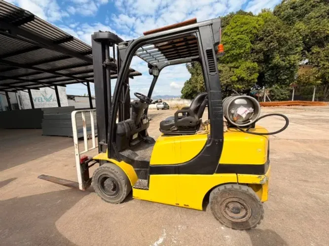 EMPILHADEIRA 2,5 TON