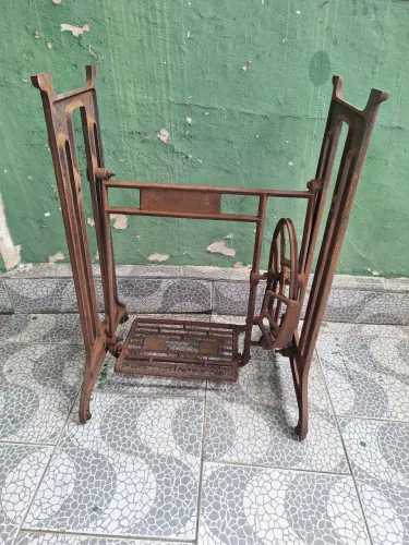 Aparador de pé de máquina com tampo de mármore 