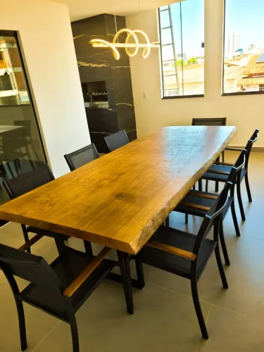 Mesa Estilo Industrial Madeira Maciça com Base em Metal | Sob Medida