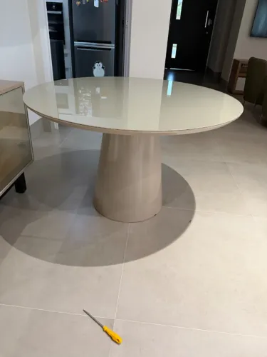 Vendo linda mesa redonda de 1,20 com 5 cadeiras