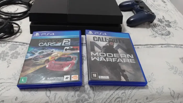 PlayStation 4 + Controle + 2 Jogos Físicos