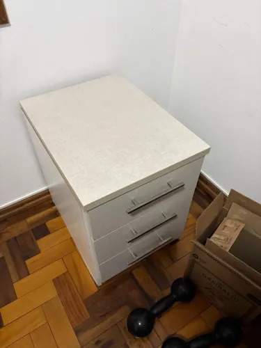 Mesa de cabeceira 3 gavetas