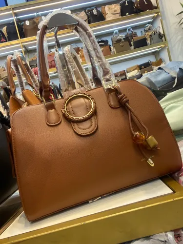 Bolsa Feminina Lace Lore Caramelo Estruturada com Detalhes Dourados