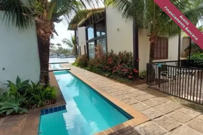 Cabo Frio/Ogiva-Magnifica residência 3 suítes, condominio fechado no canal c/deck, lazer.