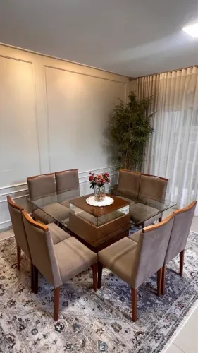 Belíssima Mesa de jantar com 8 lugares, vidro em bisotê!