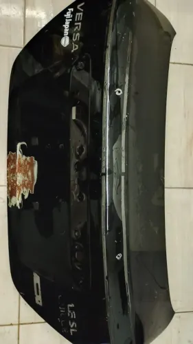Tampa traseira Nissan versa 2013/2018 com pequena recuperação