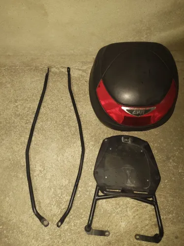 Baú Givi, com suporte para Falcon 