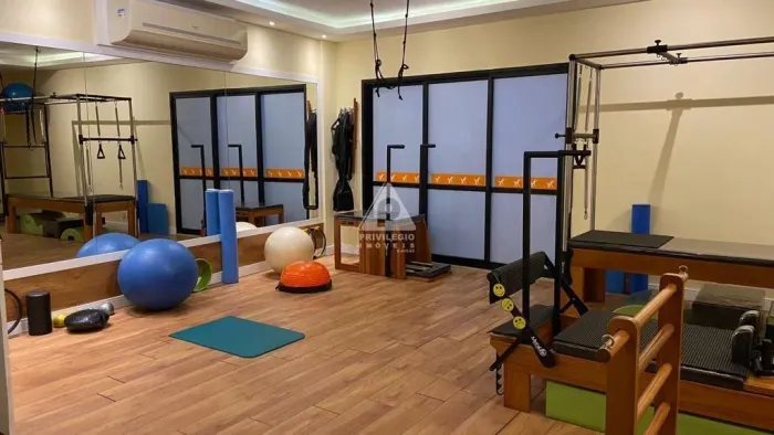 Sala Barra da Tijuca 69 mts banheiro, varanda 1 vaga ao lado condomínio de luxo, oportunid