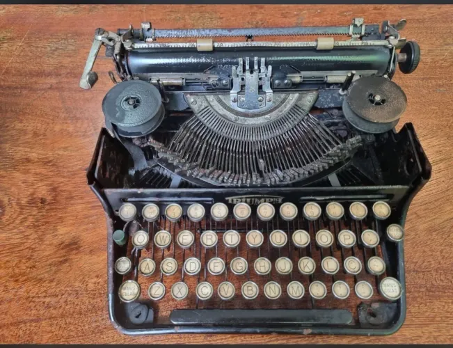 Rara máquina de escrever Triumph Klein anos 30 ? teclado português e maleta original