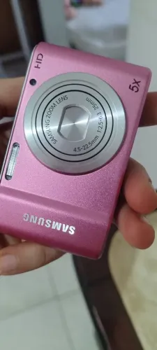 Câmera Digital Samsung ST64 Rosa 14.2MP Zoom Óptico 5x HD