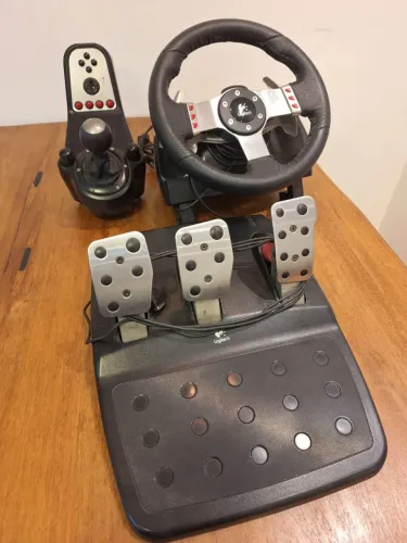 Volante g27 logitech + pedais + câmbio.