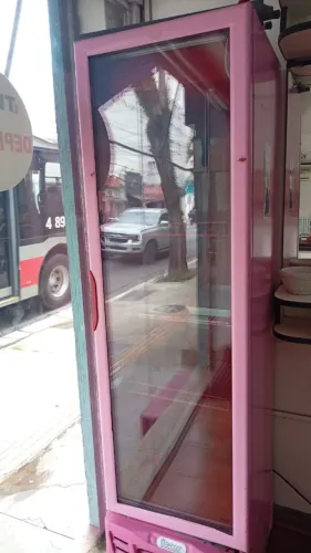 Geladeira expositora (Gelopar) funcionando perfeitamente envelopada na cor rosa.