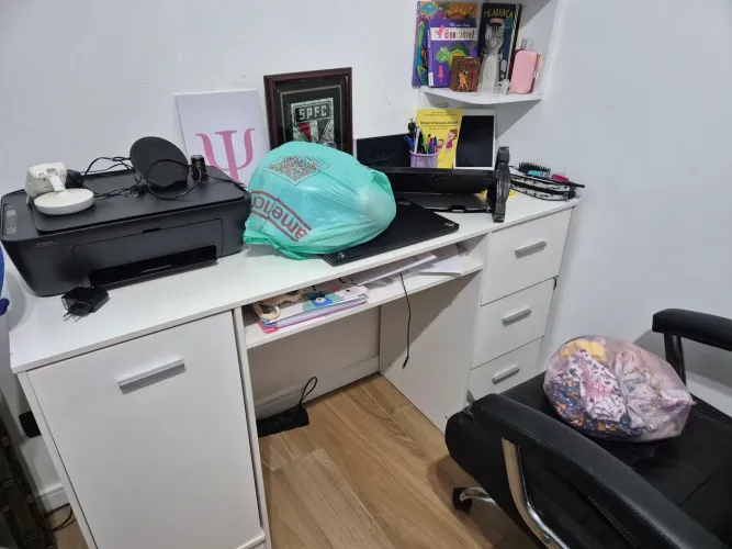 Kit Home Office Completo: Mesa Branca + Cadeira Presidente + Suporte Duplo