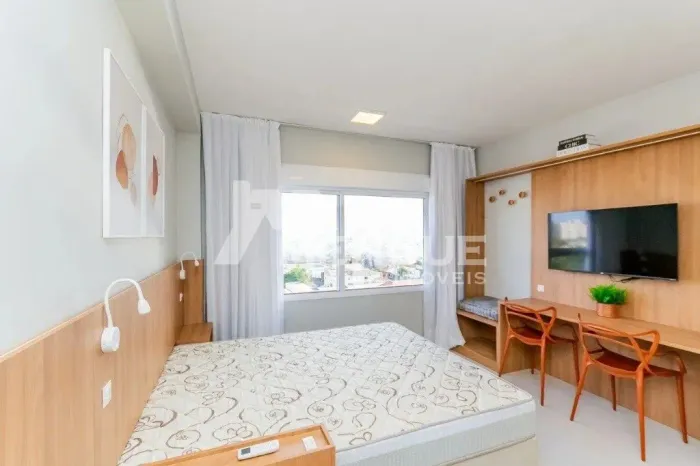 Loft com 1 quarto e 27m² para alugar em Passo da Areia, Porto Alegre.