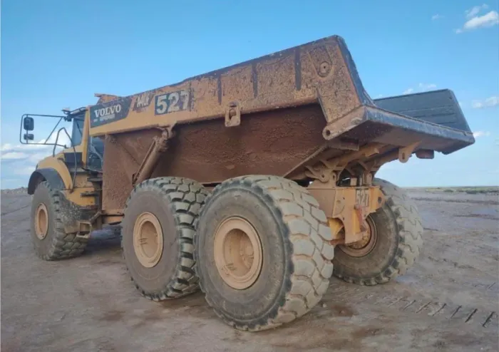 Caminhão Fora de estrada Volvo A40F ano 2012, com média de 20.000 horas, em MG