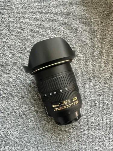 Lente Nikon AF-S 12-24mm f/4G DX Grande Angular Zoom com Aro Dourado