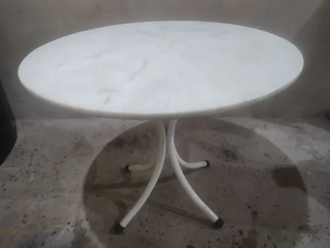 Mesa de cozinha com 2 cadeiras de brinde