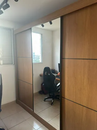Guarda-roupa com espelho 