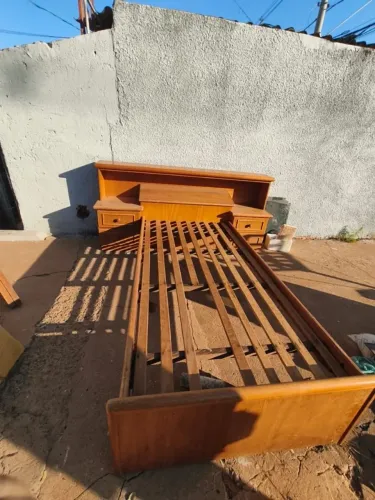 Cama de solteiro de madeira