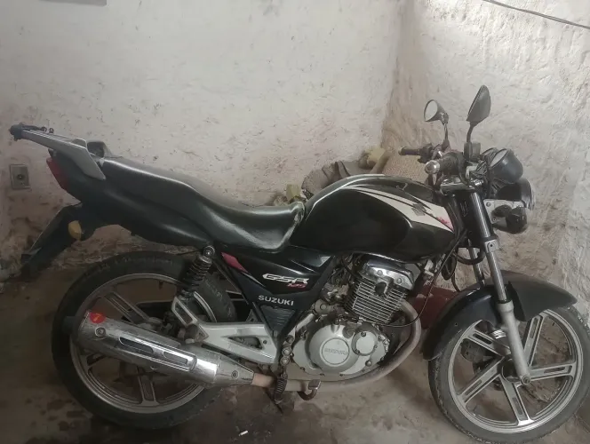 Vende-se moto Suzuki 125 moto emplacada sem multa toda em ordem whatsapp *57