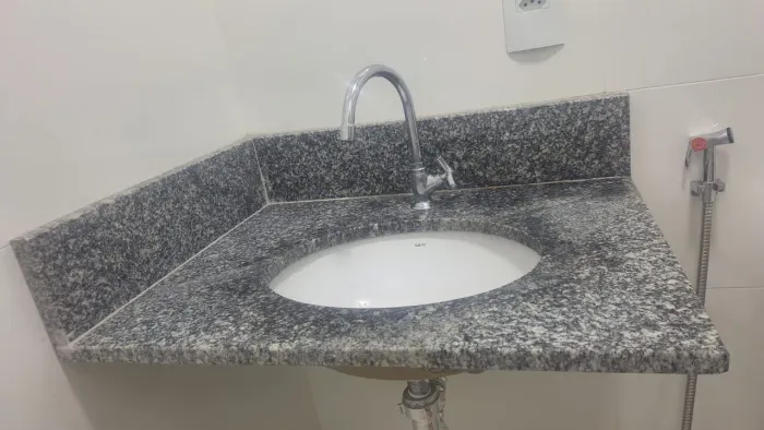 Pia para banheiro em granito com cuba de louça integrada + torneira.  R$ 250,00.