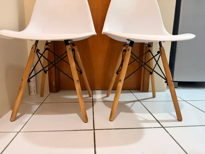 Vendo Dupla de Cadeiras Brancas com pés em madeira 