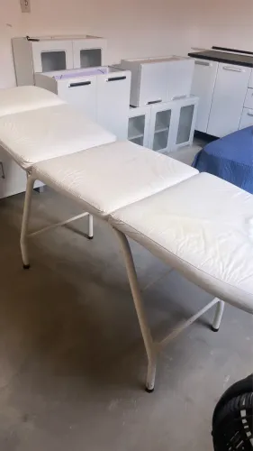 Vende se maca estética