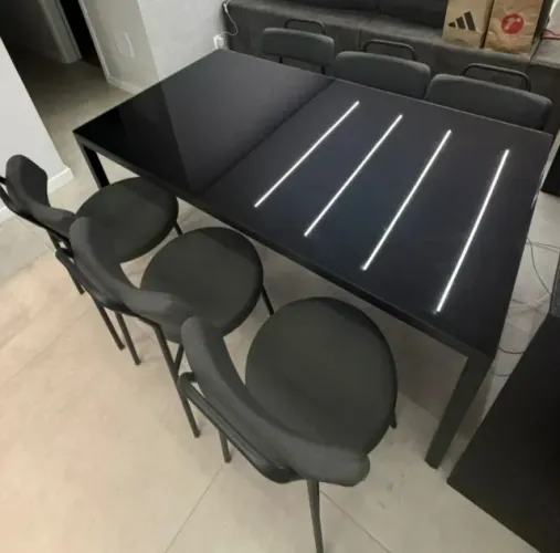Mesa de jantar com tampo de vidro preta + 6 cadeiras em linho