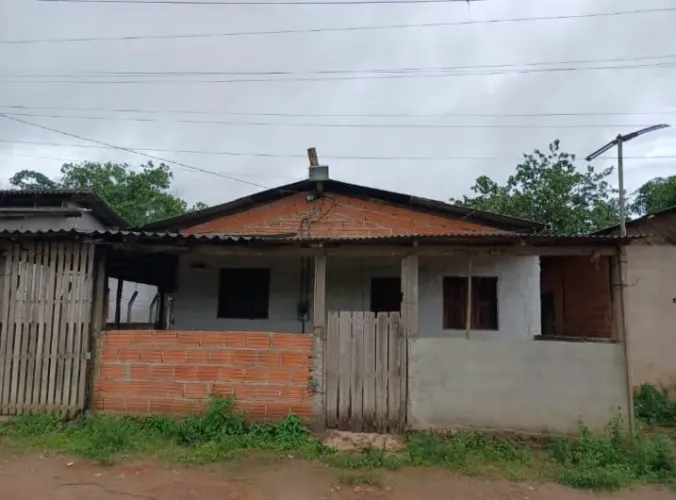 Terreno de 10x18m com Casa de 8x8m