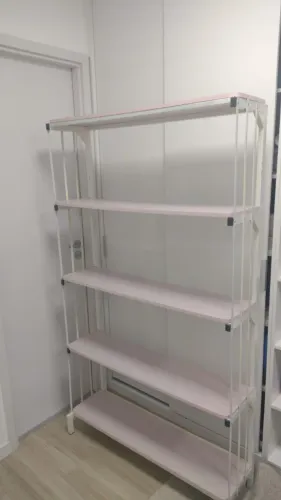Estante de brinquedos e livros