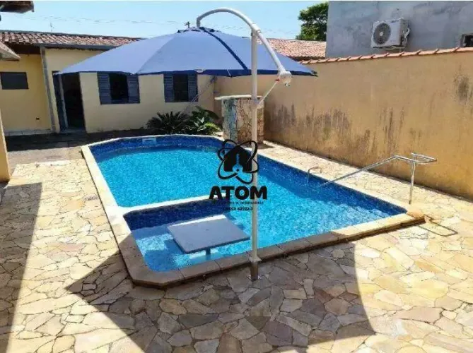 OPORTUNIDADE: Casa com piscina em via pública disponível para venda no bairro Independênci