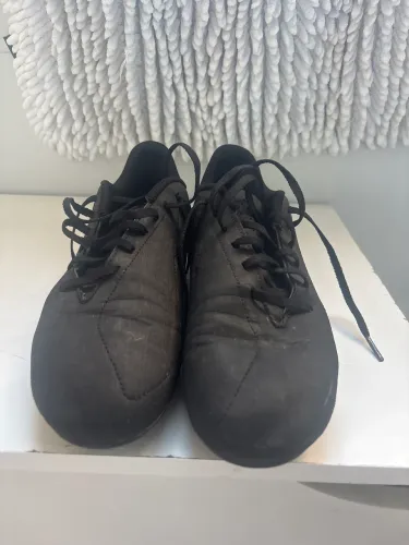 Chuteira preta adidas de campo tamanho 40