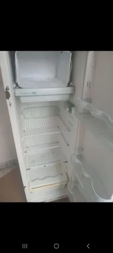 Geladeira 110 volts 400 reais funcionando perfeitamente.