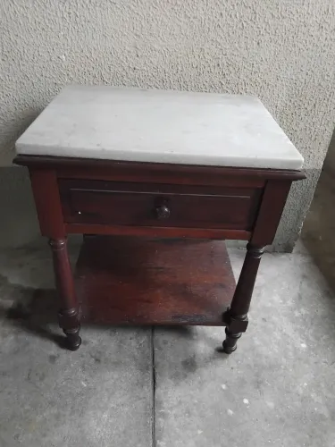 Mesa de cabiseira ou criado mudo