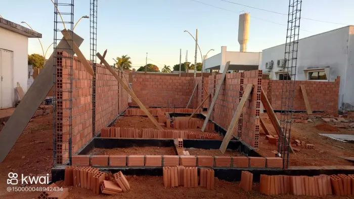 Pedreiro profissional brasileiro em construção civil em geral