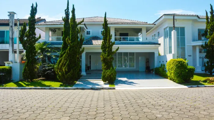 Casa com piscina À VENDA no Jardim Acapulco em Guarujá