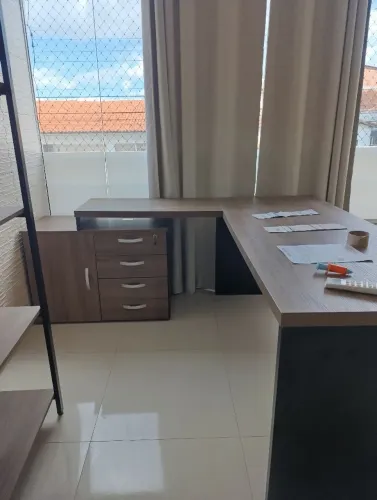 Vende-se mesa de escritorio, todas as medidas estão na foto.