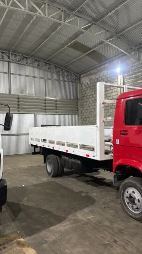 Carroceria de gás com rampa hidráulica