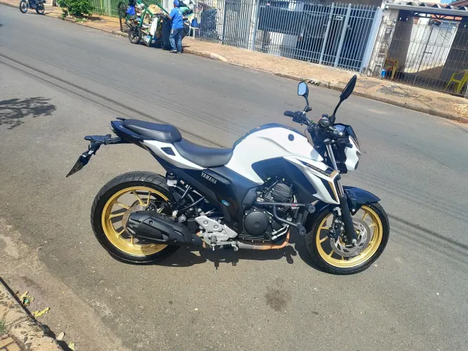 VENDO YAMARA FZ25 2025