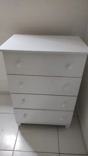 Cômoda em bom estado.