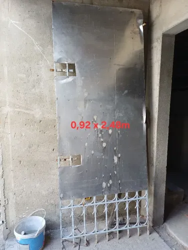 Vendo portão de ferro medindo 0,98m x 2,48m