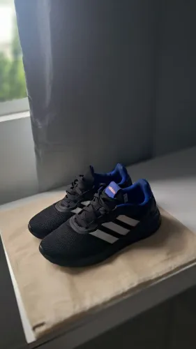 Tênis esportivo Adidas, tamanho 42.