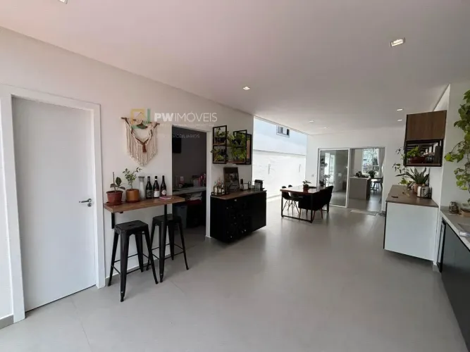 Casa à venda tem 176 m2 com 3 quartos em Vale dos Cristais - Macaé - RJ
