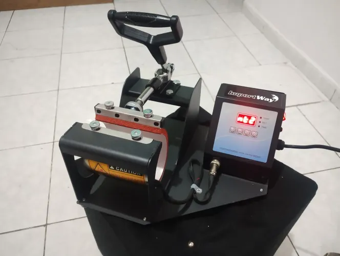 Máquina de estampar canecas