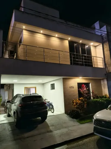 VILLE FRANÇA - Casa duplex com Piscina, 4/4 sendo 3 suítes