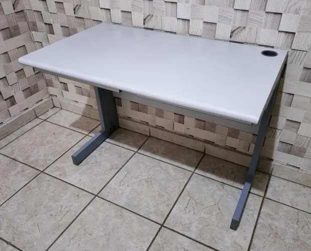 Mesa Reta com Gavetas Entrego