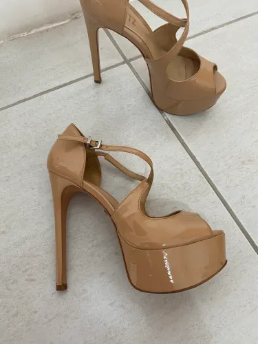 Sandália plataforma salto fino Nude schutz 