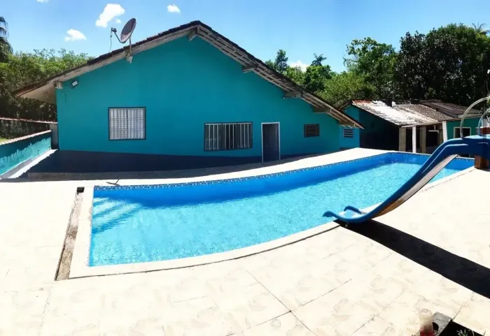 Chácara com piscina, 3 quartos e árvores frutíferas em Peruibe.
