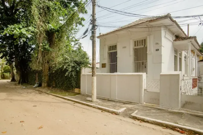 Aluga-se Para Moradia Casa Espaçosa Agradável Mobiliada Na Ilha de Paquetá