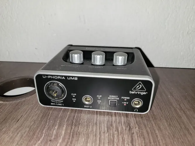 Interface de áudio Behringer Um2